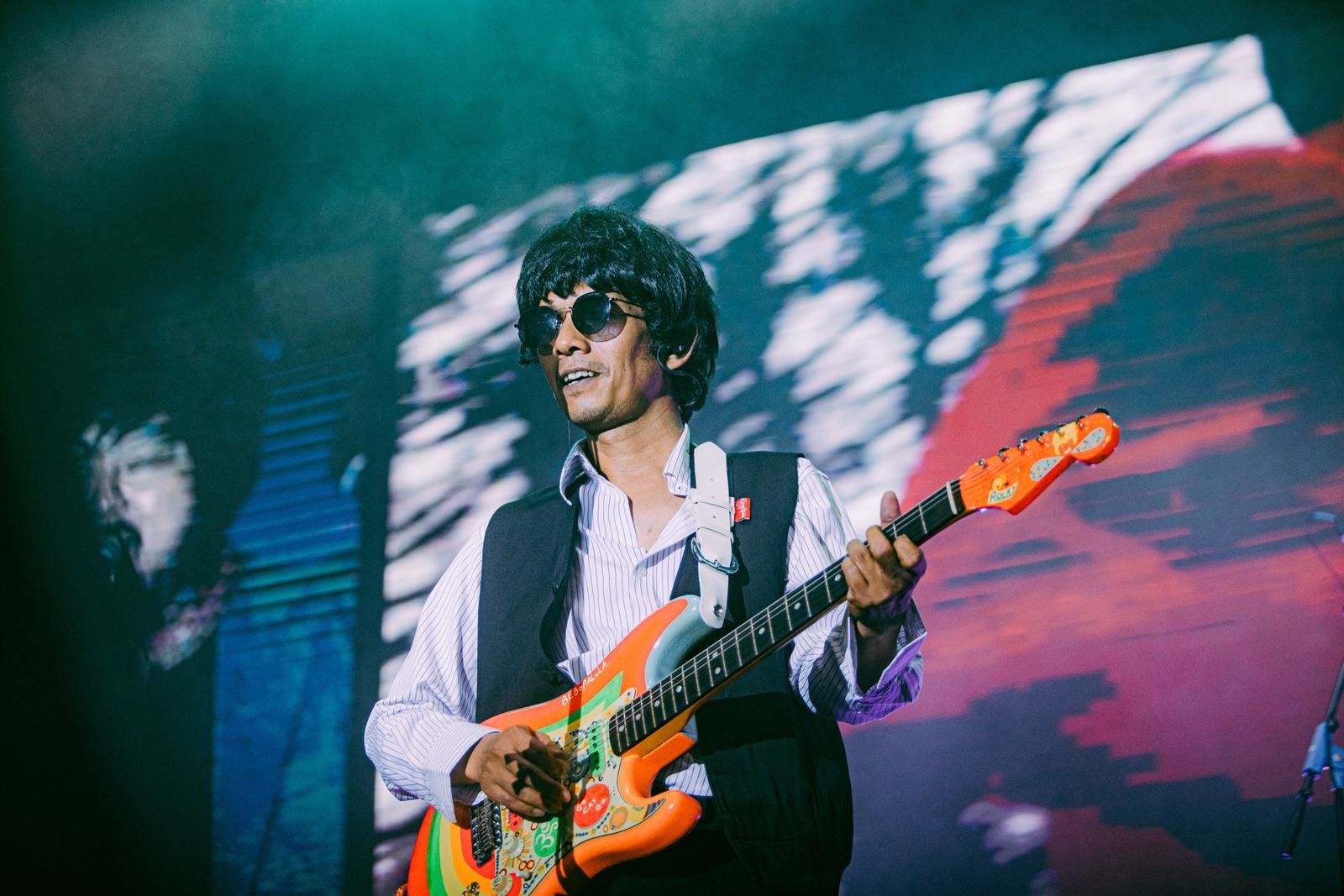 Gitaris di depan visual neon