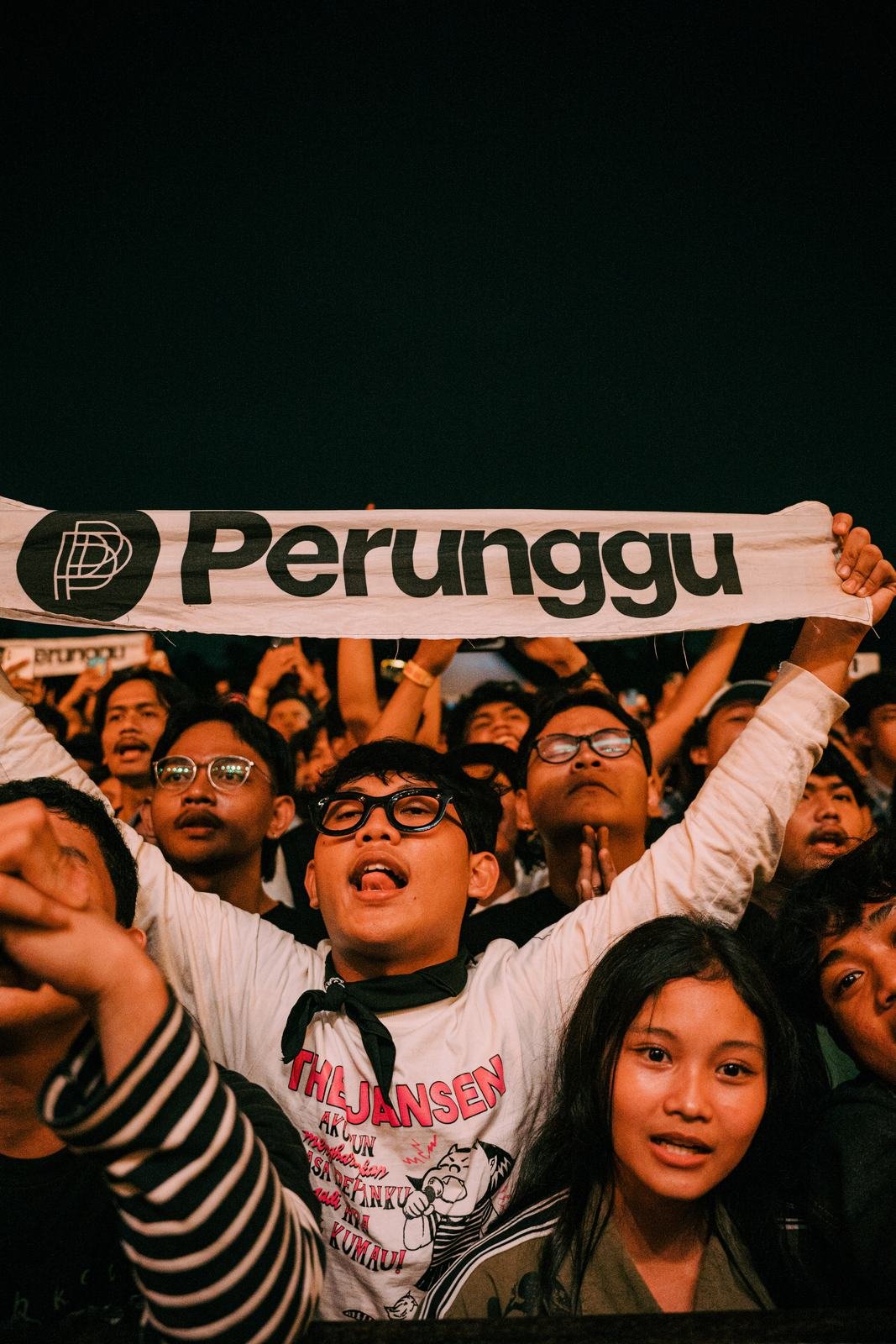 Penonton membentangkan syal Perunggu