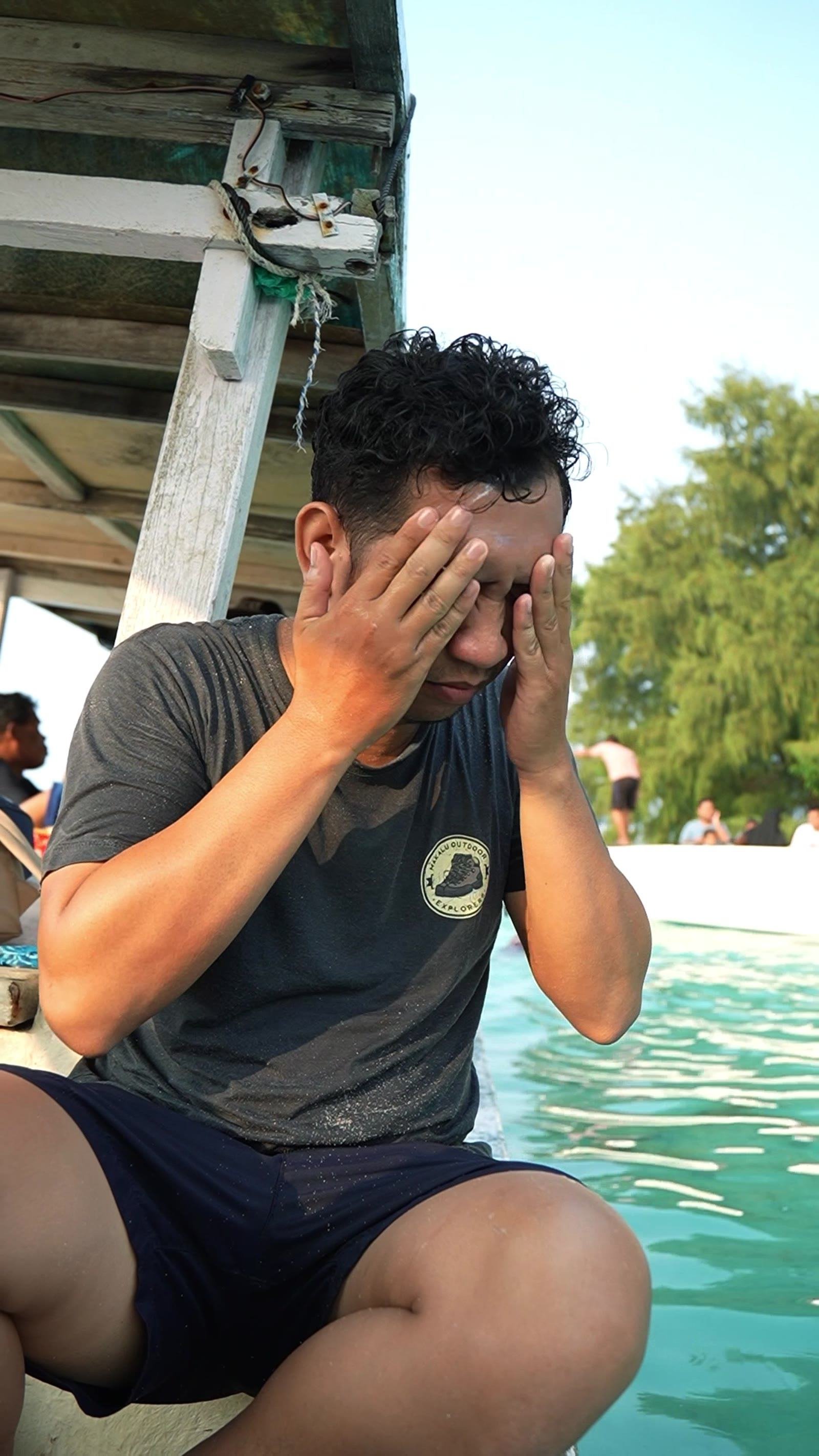 Talent di tepi kolam