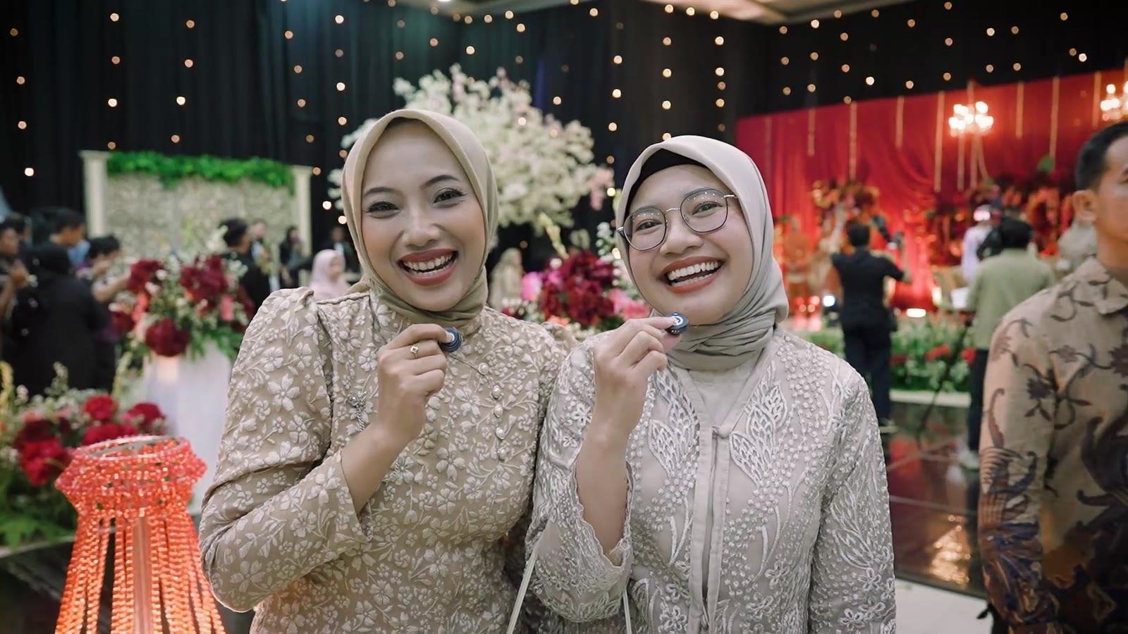 Tamu tersenyum