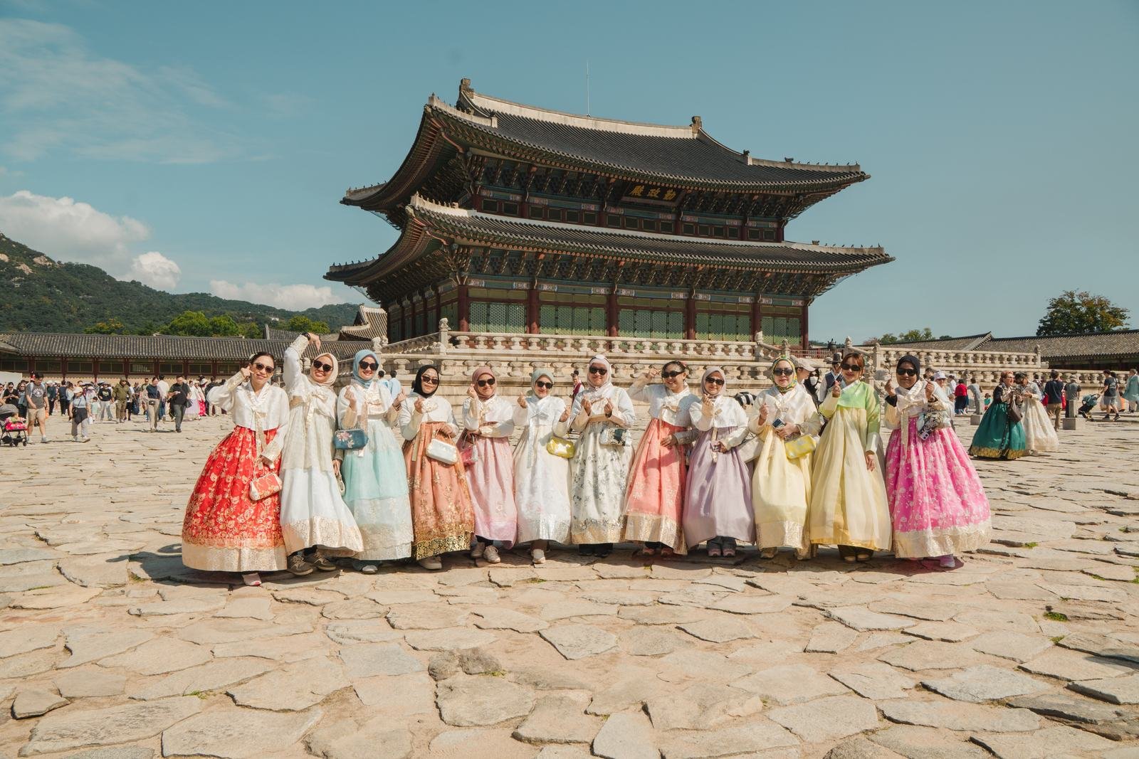 Rombongan berhanbok di Gyeongbokgung