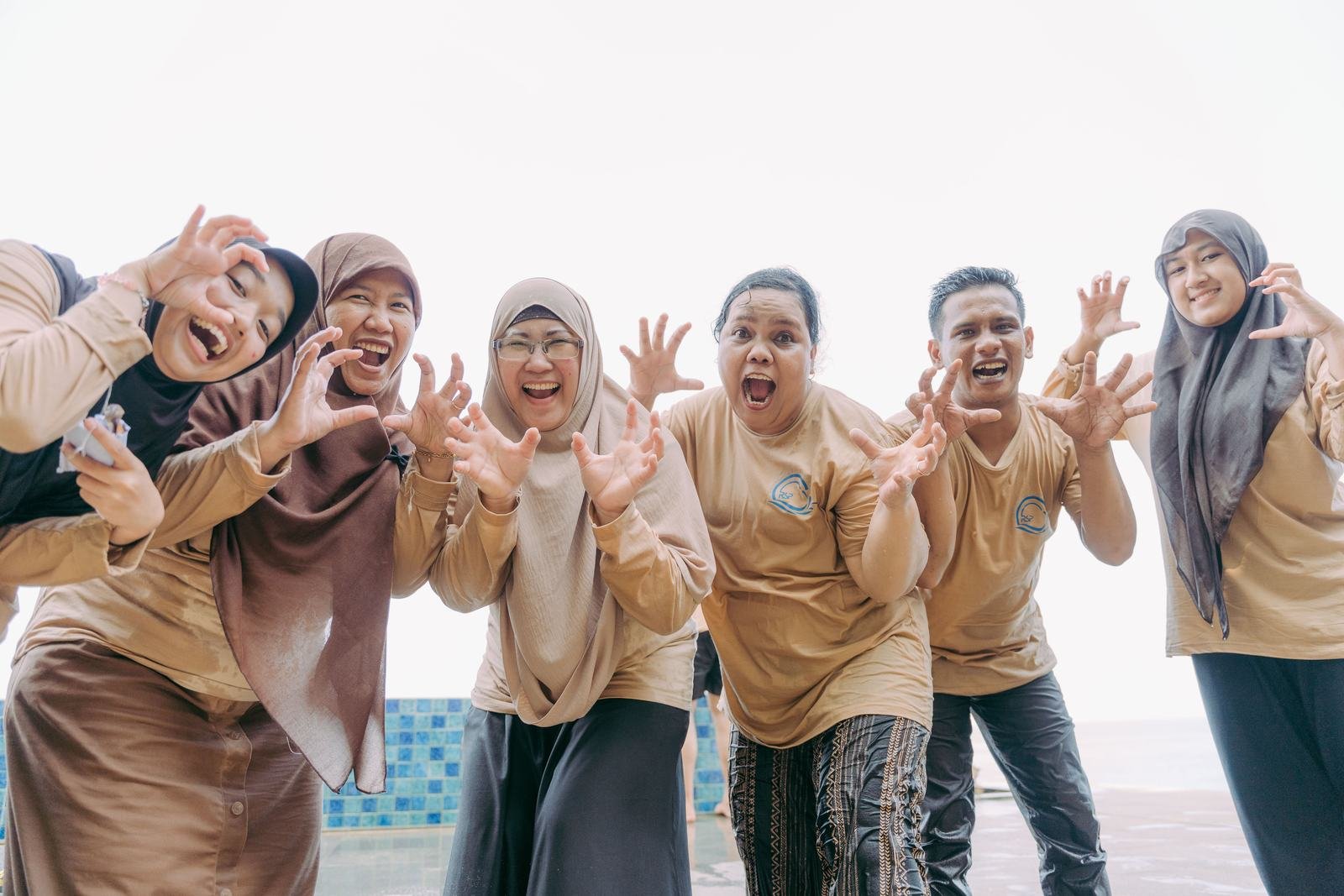 Peserta bermain air di pantai